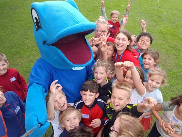 Billy Barracuda and the holiday club staff and kids smiling and having fun